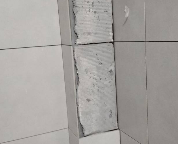 乌拉特前瓷砖空鼓维修公司分享下瓷砖施工前基层浇水润湿程度不足，可能导致以下问题