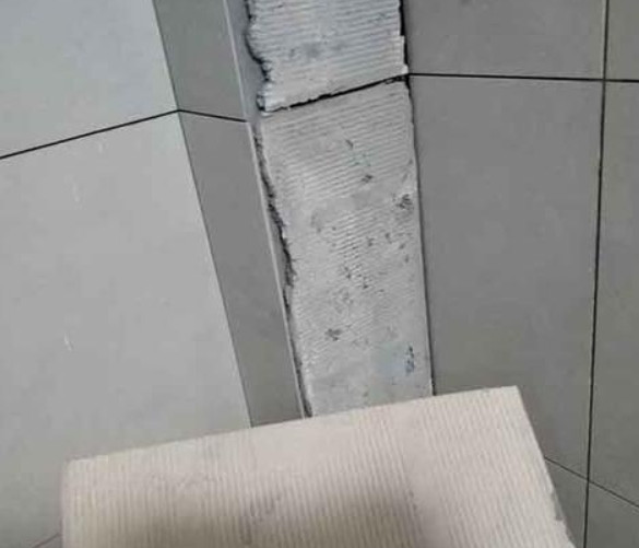 乌拉特前瓷砖空鼓维修公司分享下厨房瓷砖脱落的补救措施。